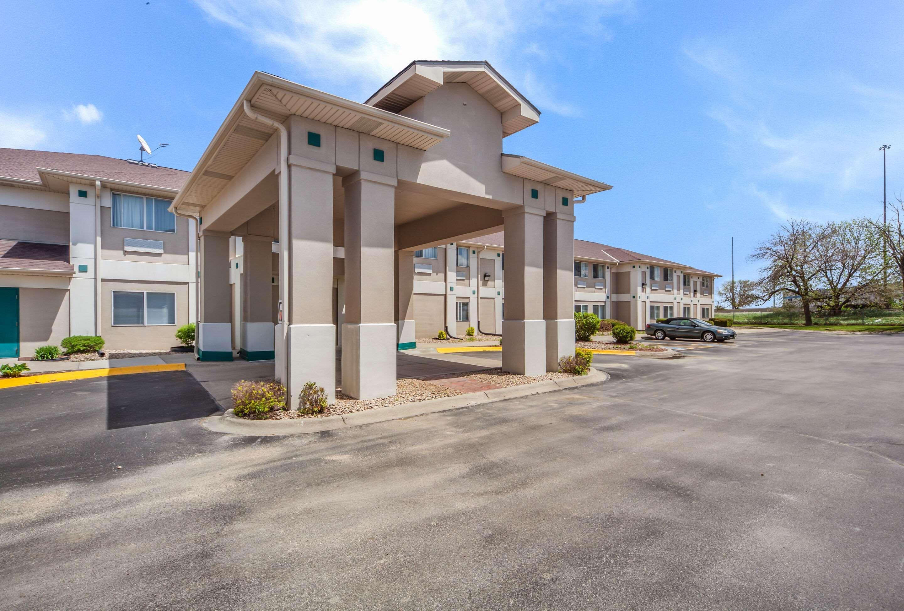 Quality Inn & Suites West Omaha - Ne Linclon Bagian luar foto